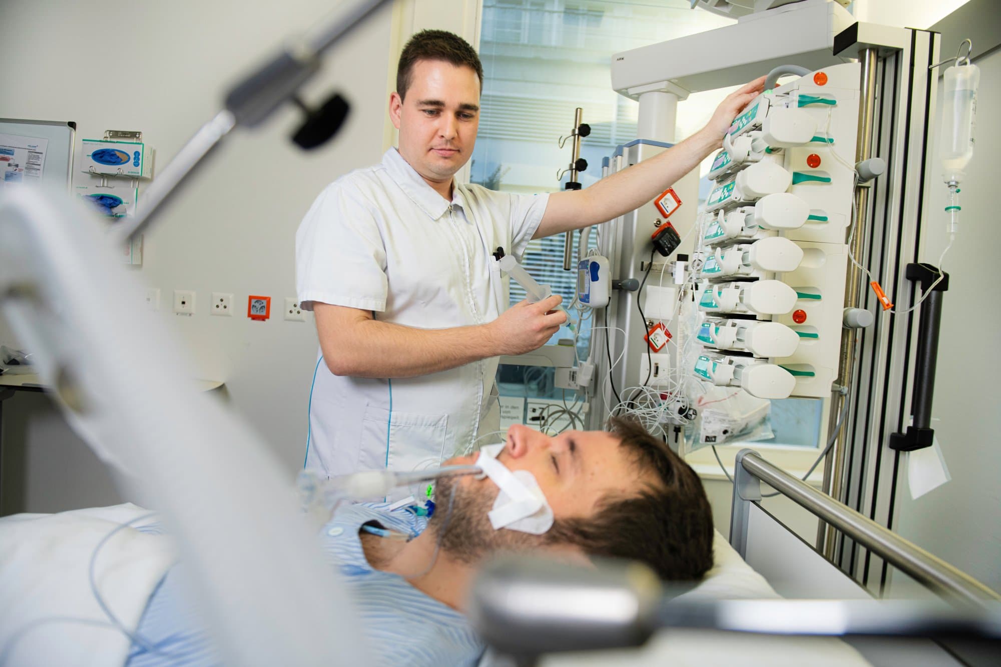 Fachperson bedient medizinische Infusionspumpen im Spital