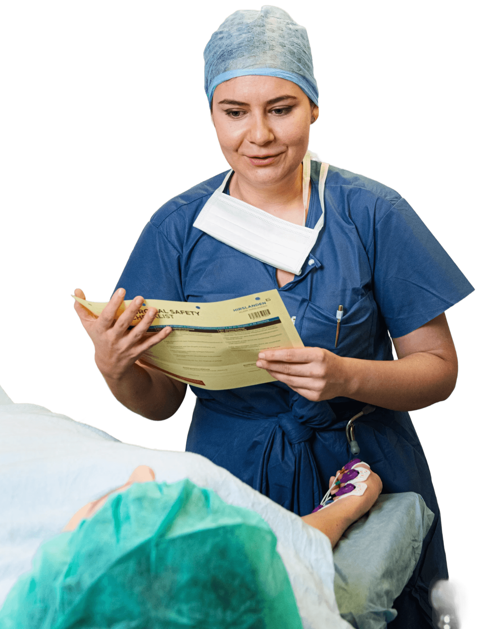 Pflegefachfrau liest eine Checkliste im OP-Saal