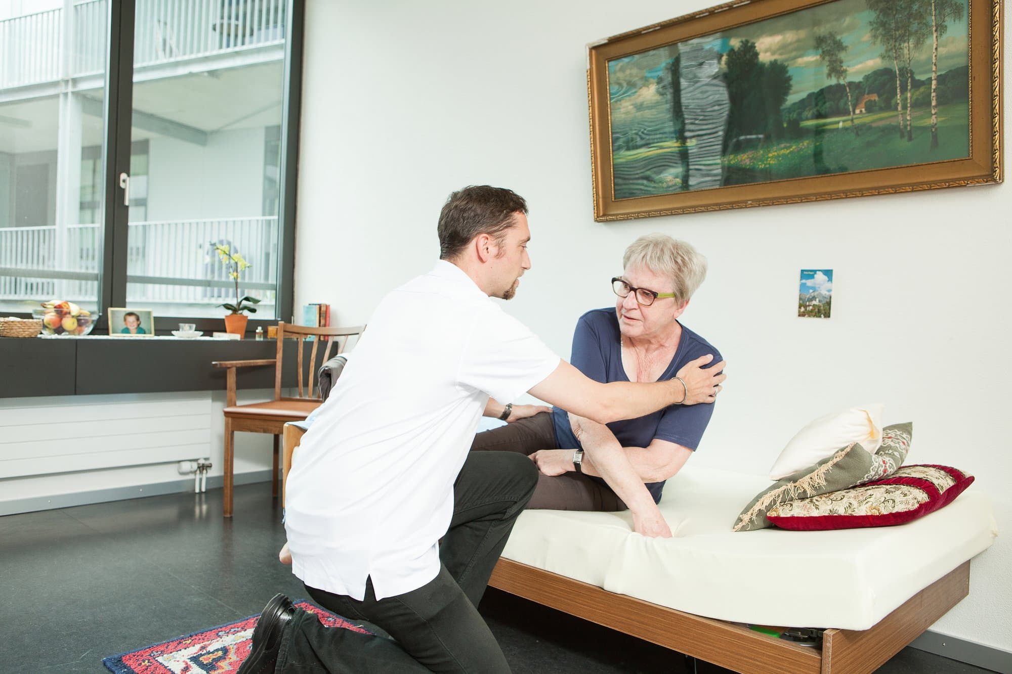 Radiologie-Fachperson bedient ein Röntgengerät während eine Patientin auf der Liege bereit liegt