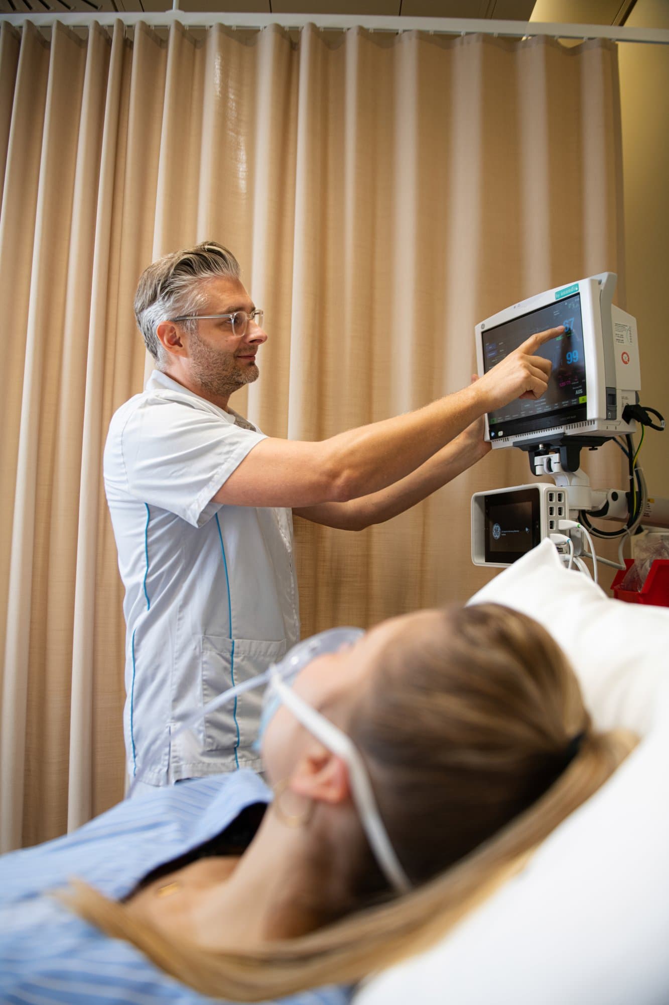 Assistentin Gesundheit und Soziales begleitet eine ältere Person am Rollator